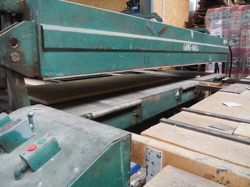 Presse à connecteurs GANG–NAILS pour fermettes  (BT)