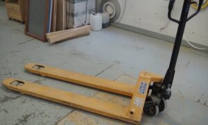 Transpalette à fourches 150 cm  (DR)