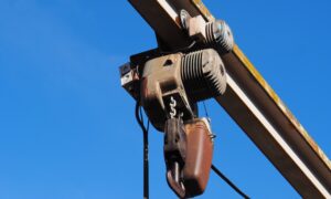 Palan DEMAG 2T sur monorail  (GO)  [côté cour]