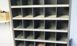 Étagère métallique (grise)  (DD)