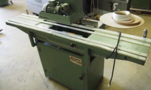 Plaqueuse de chants à bande pré-encollée HEBROCK AKV83  (ML)