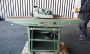 Plaqueuse de chants à bande pré-encollée HEBROCK AKV83  (RU)