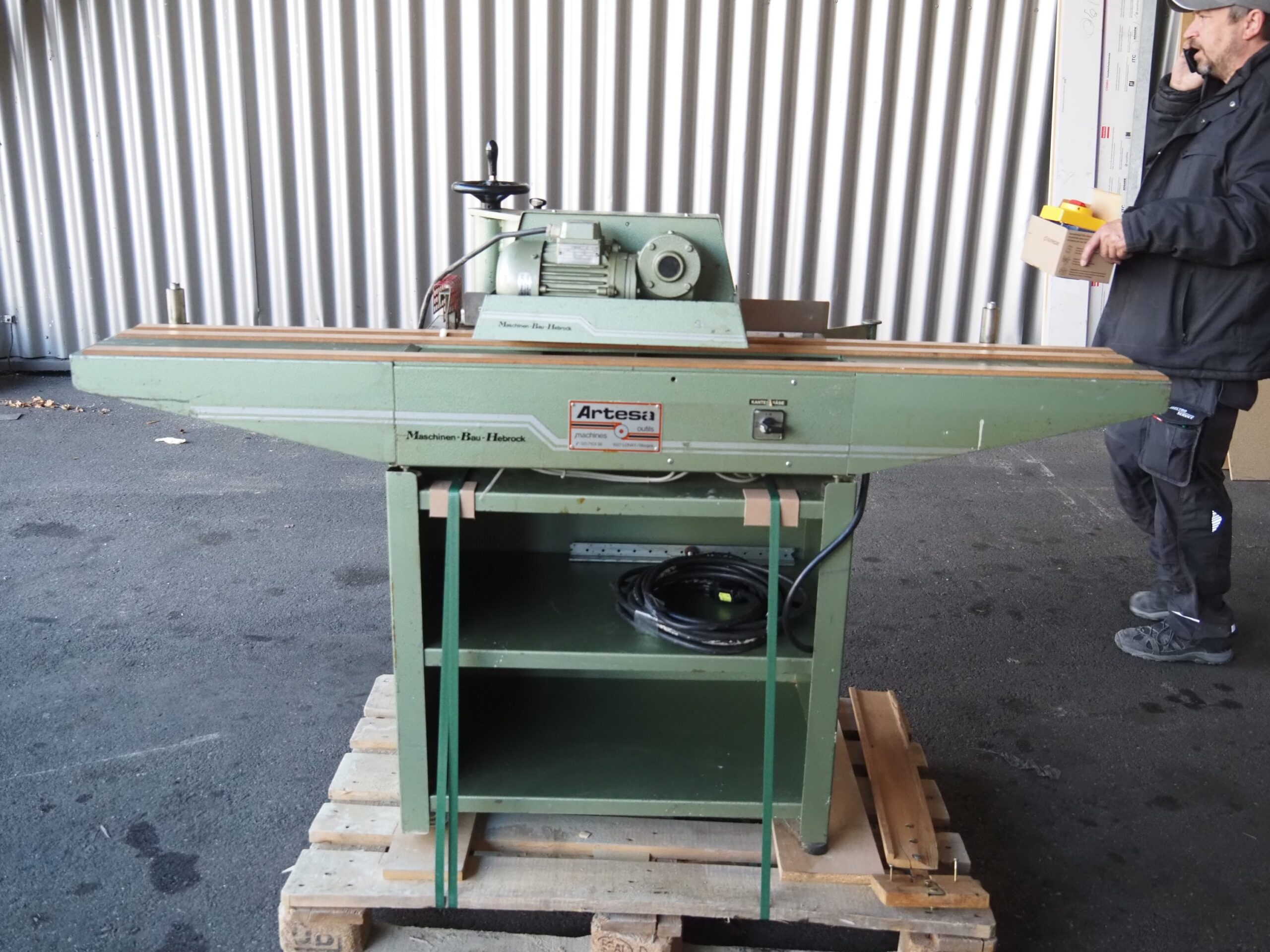 Plaqueuse de chants à bande pré-encollée HEBROCK AKV83 (RU)