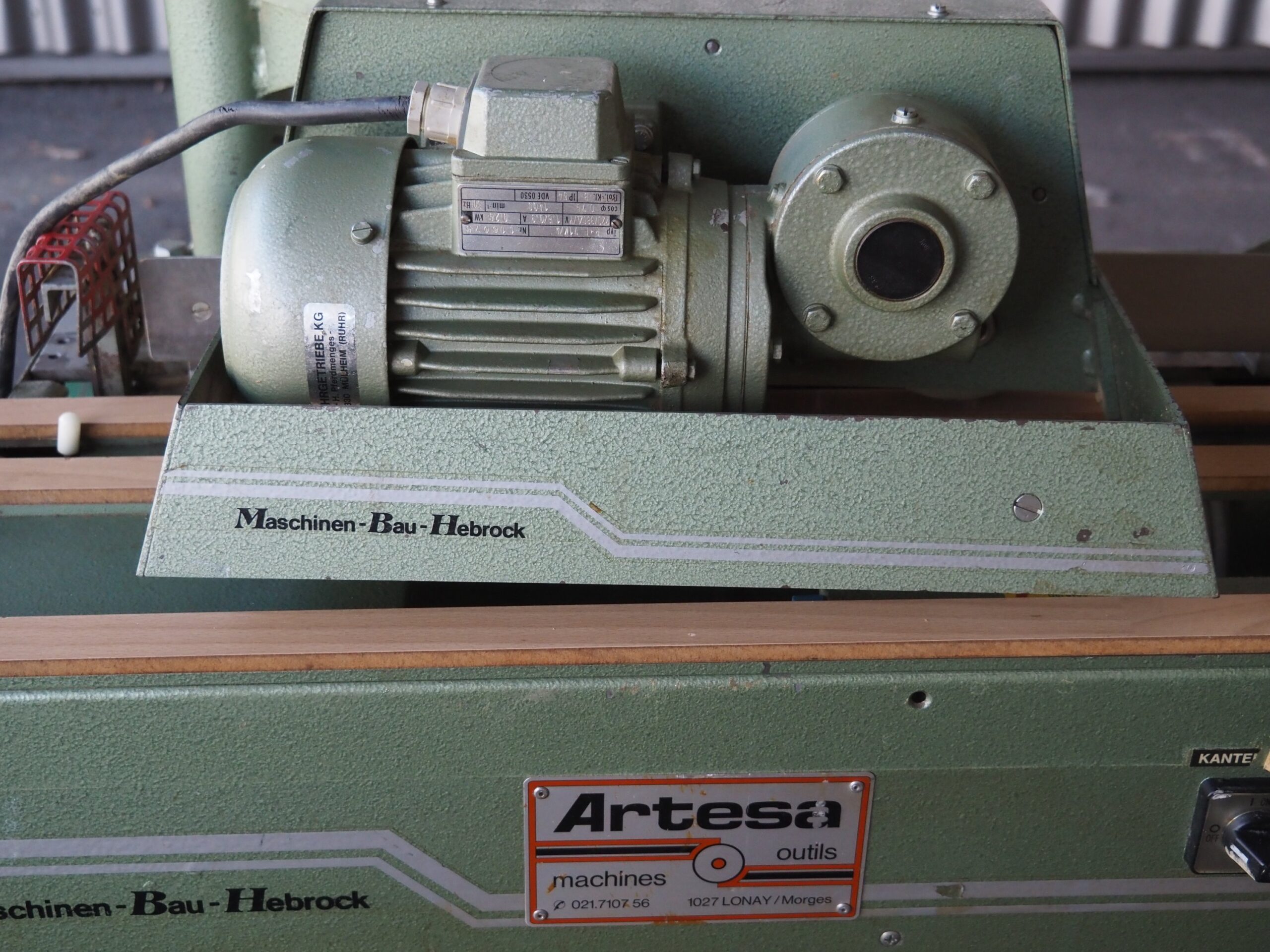 Plaqueuse de chants à bande pré-encollée HEBROCK AKV83 (RU) – Image 4