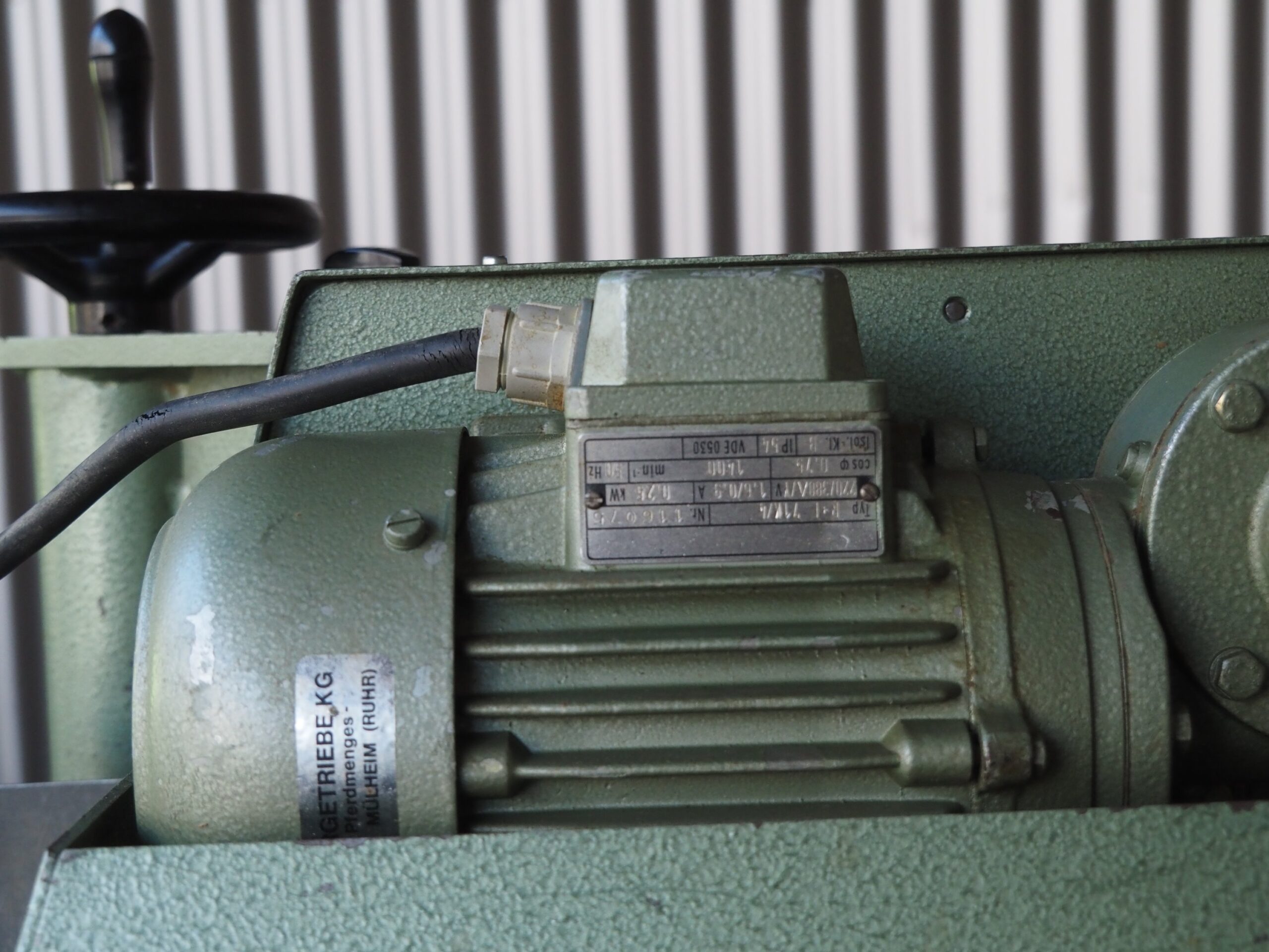 Plaqueuse de chants à bande pré-encollée HEBROCK AKV83 (RU) – Image 5