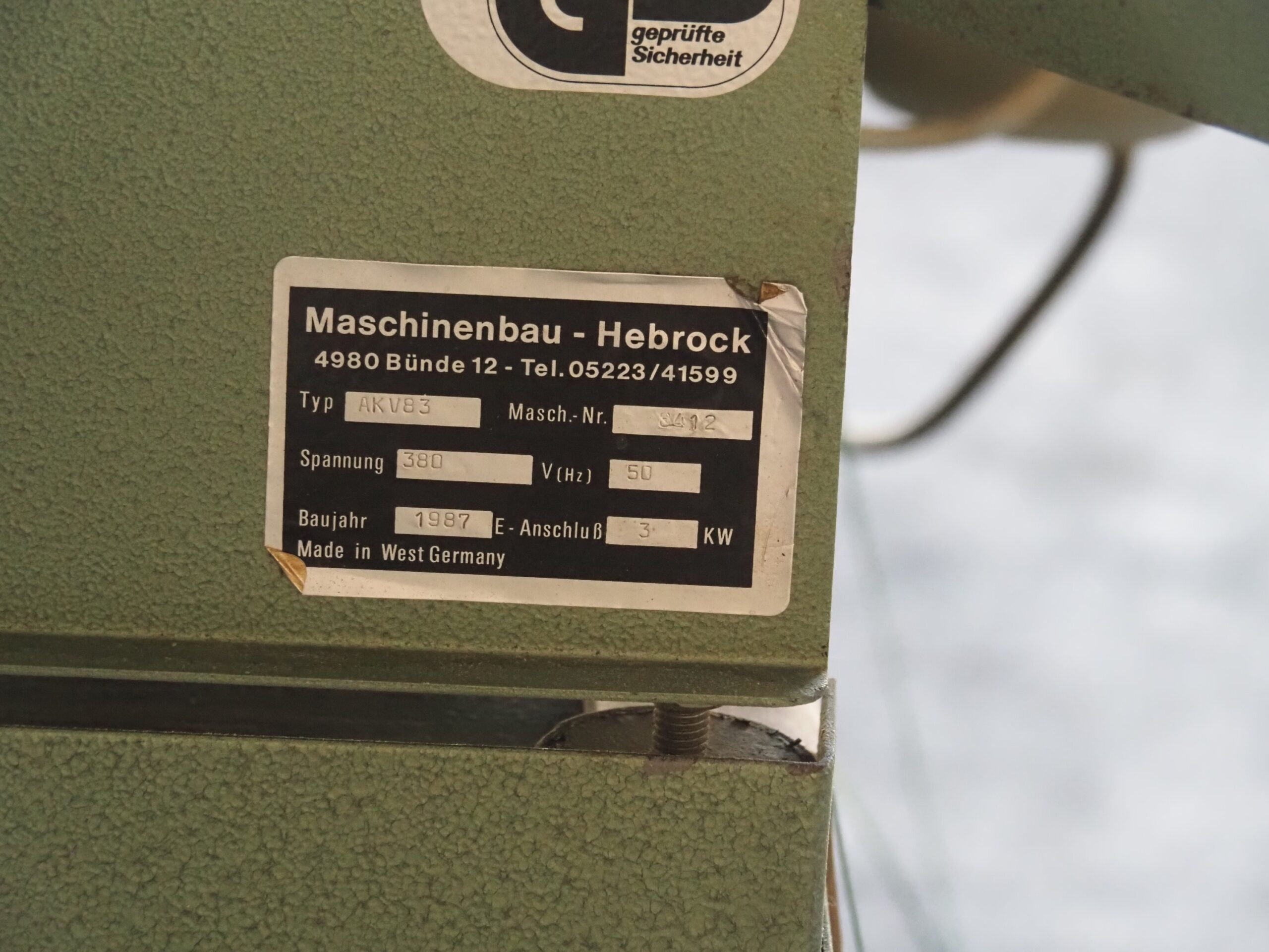 Plaqueuse de chants à bande pré-encollée HEBROCK AKV83 (RU) – Image 6