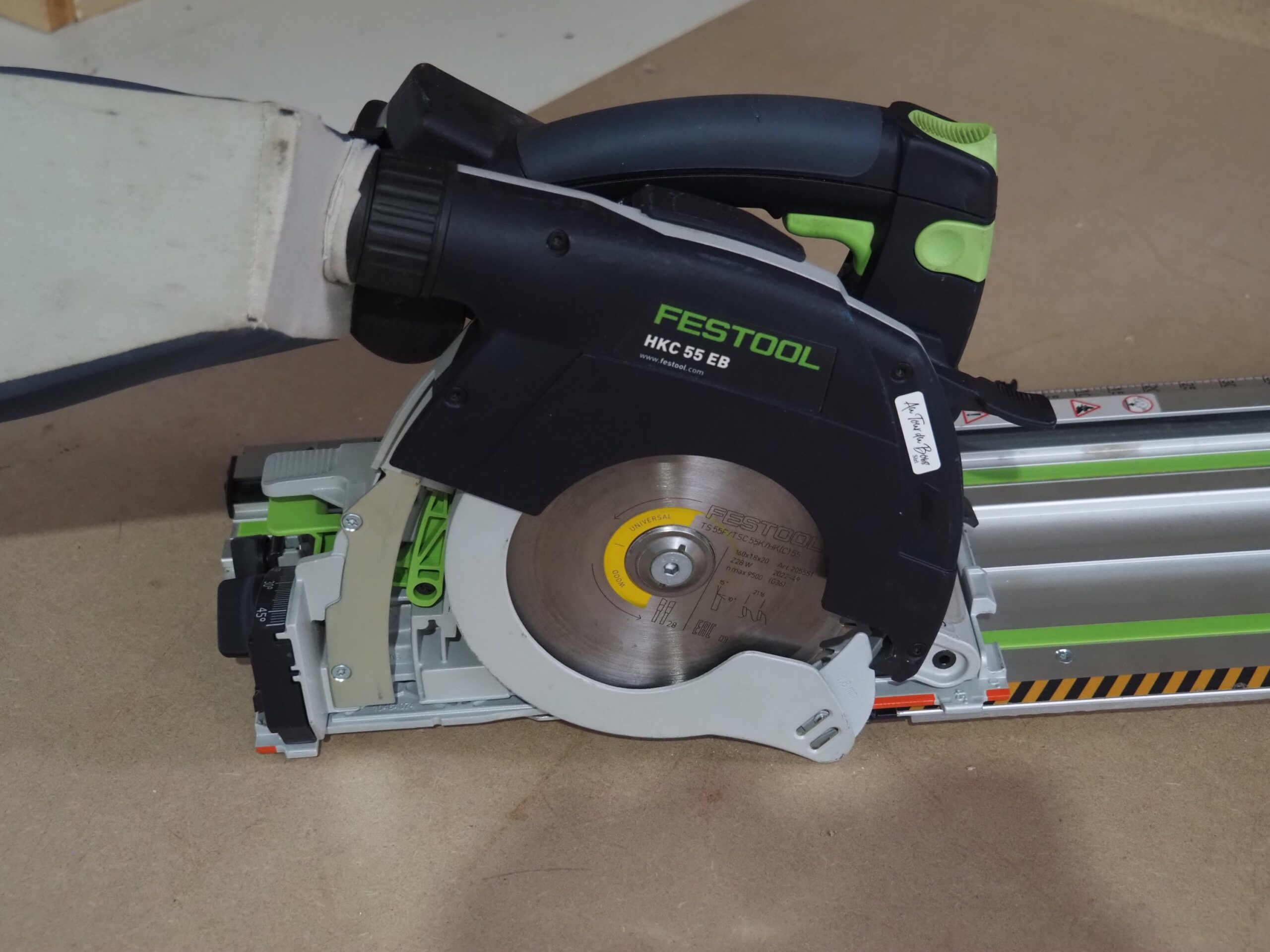 Scie circulaire Accu FESTOOL HKC 55 sur table (BR)